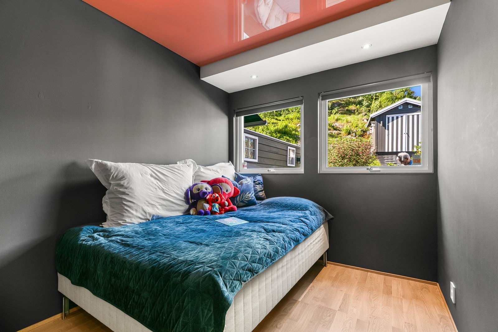 Rekkehuset har tre romslige soverom, alle med unike stretch ceiling med glass- og speileffekt i henholdsvis grønt, ferskenfarget og fiolett, og nedsenket belysning. Galleribilde