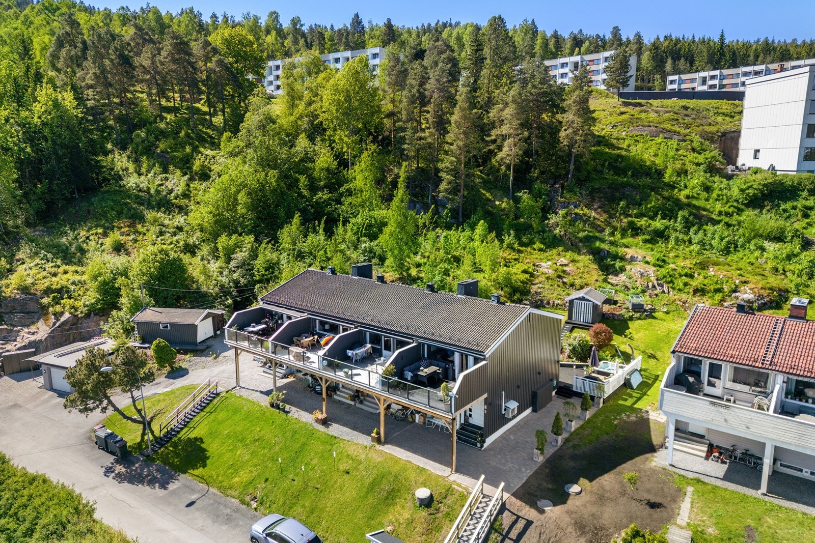 Rekkehuset ligger i et sentralt, populært og barnevennlig boligområde på Hedensrud i Drammen kommune. Galleribilde