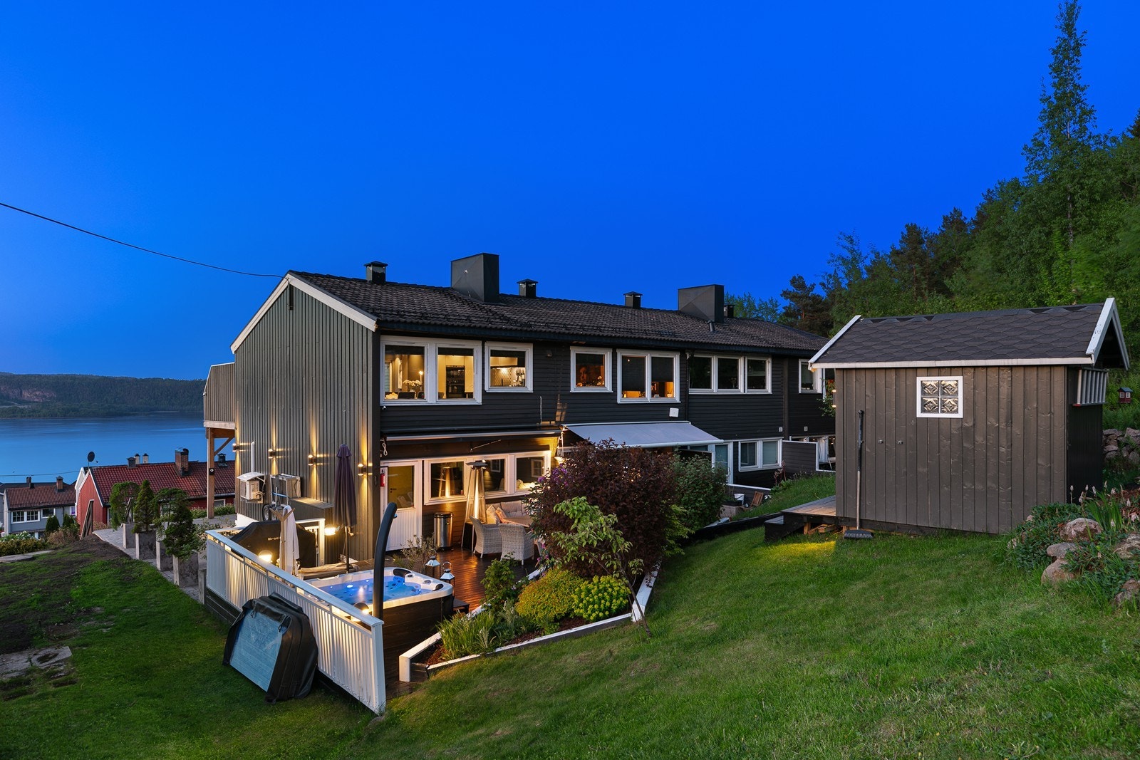 På terrassen er det montert både et utendørs jacuzzi og en utedusj - perfekt for avslapning og hyggelige sommerkvelder. Galleribilde