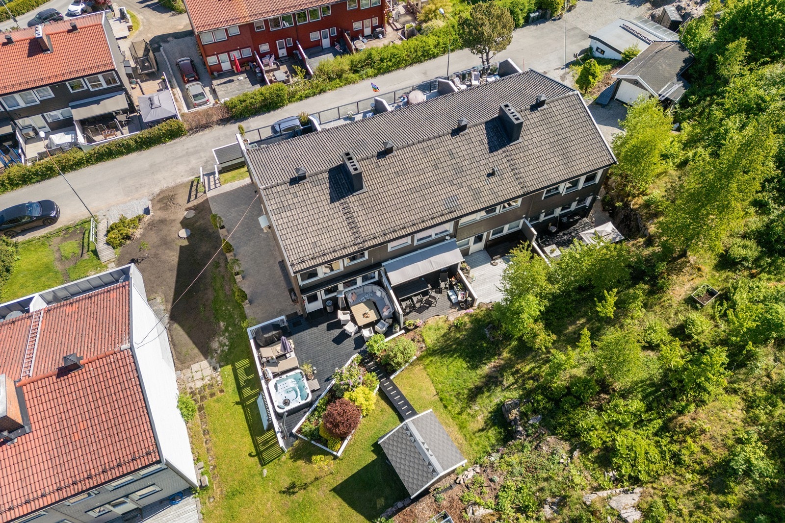 Det er også kort vei til skoler, barnehager og offentlig kommunikasjon, samt et godt utvalg av servicetilbud. Galleribilde