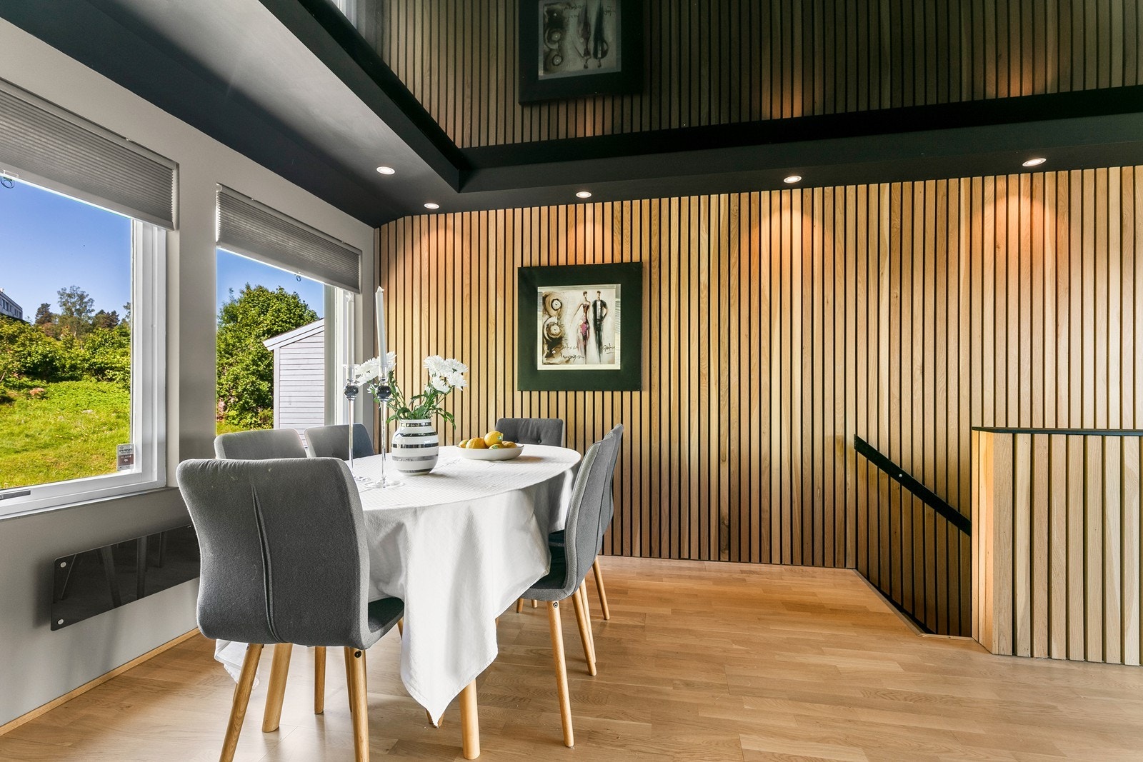 Fra spisestuen er det trapp ned til kjelleretasje. Galleribilde