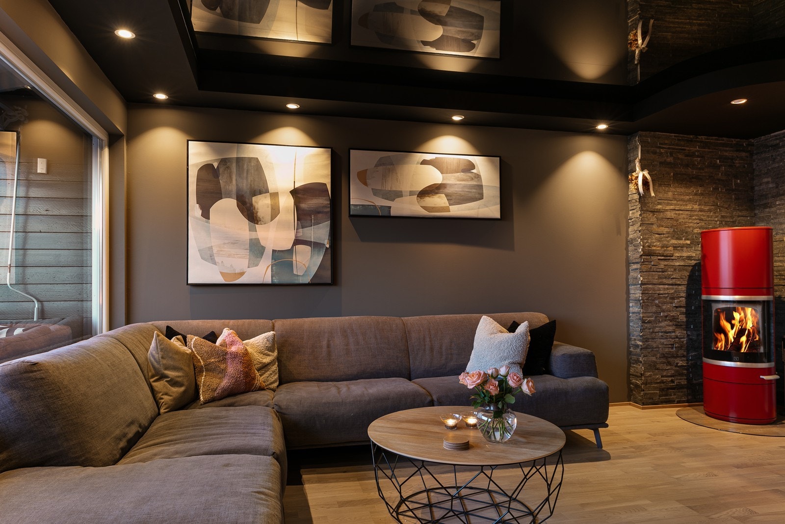 Rommet har god plass til sofa løsning, spisebord og øvrig møblement. Galleribilde