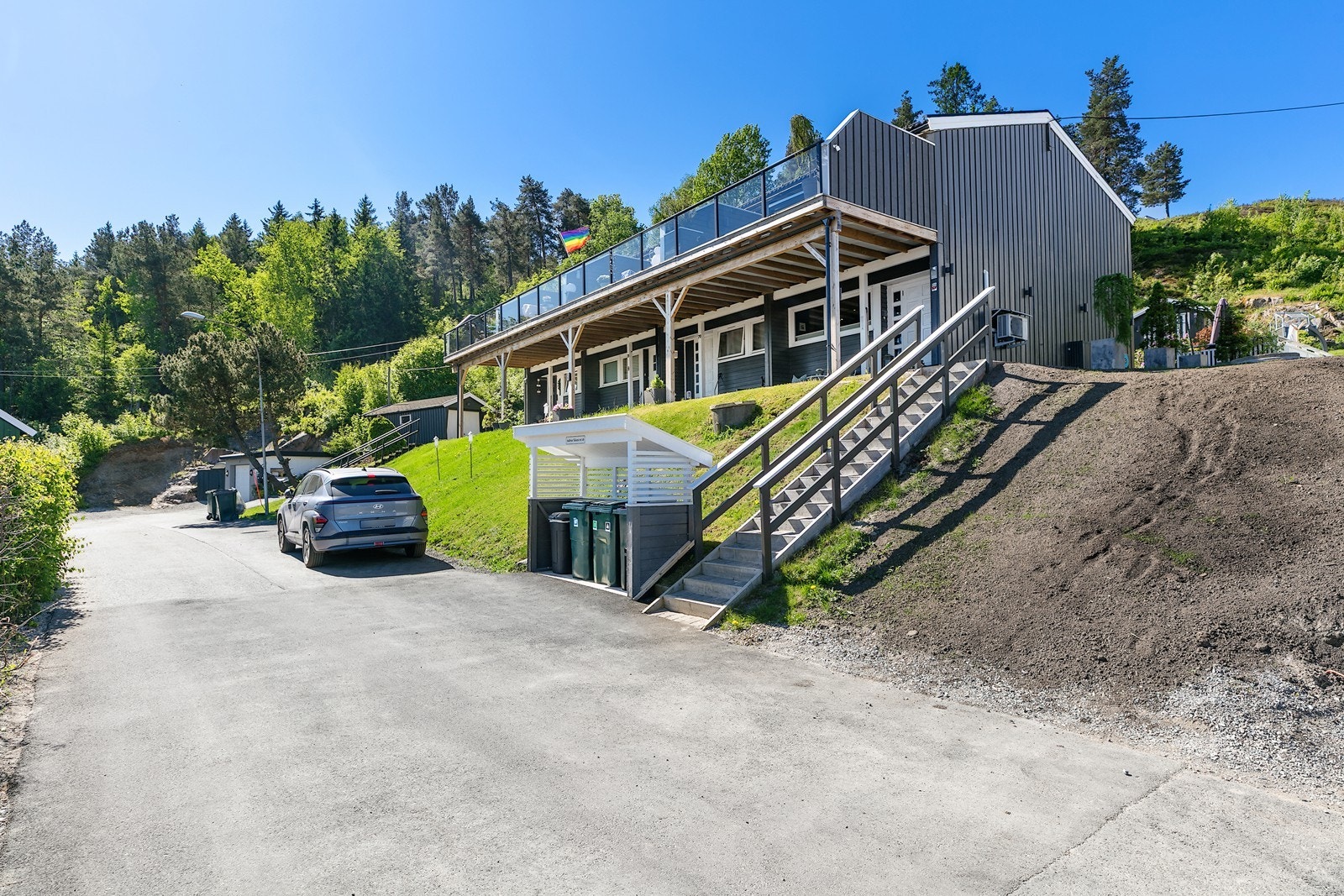 Andreas Nilsens vei 68 er et unikt og smakfullt oppgradert enderekkehus over tre plan, beliggende på en pent opparbeidet tomt med umiddelbar nærhet til flotte turområder. Galleribilde