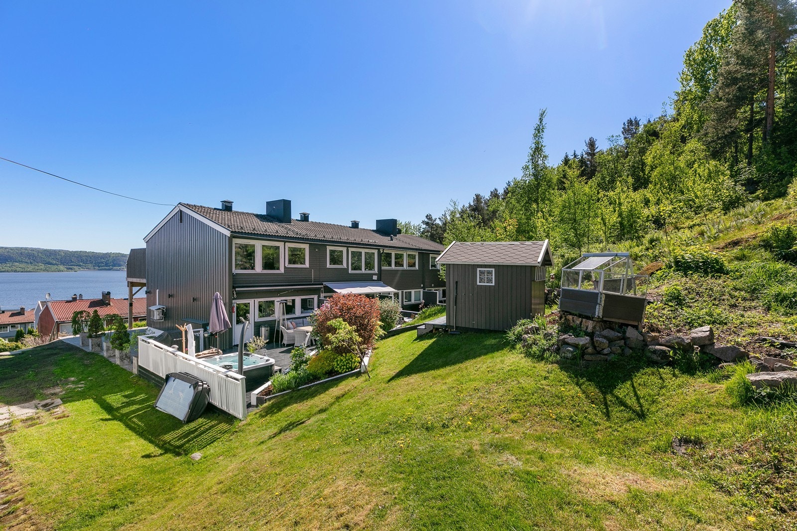 Eiendommen er pent opparbeidet med beplantet hage. Galleribilde