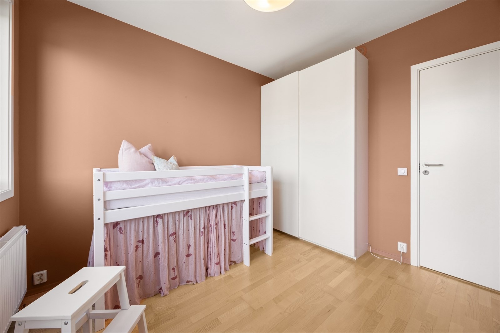Et soverom av god størrelse - med plass til både seng, garderobe og personlige innredningsvalg. Galleribilde