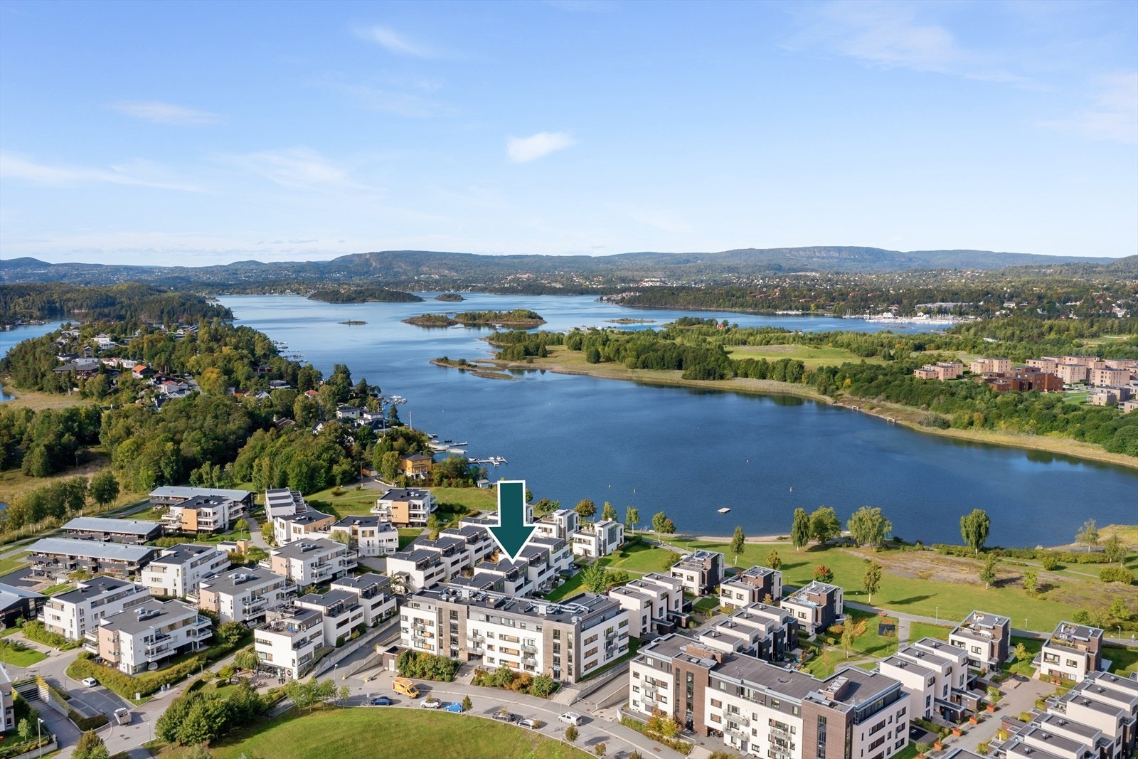 Bare en kort spasertur fra boligen finner du vannkanten - perfekt for et morgenbad eller en rolig kveldspromenade Galleribilde