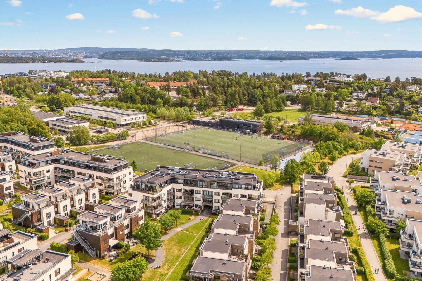 Det er trygg og kort gangavstand til både Snarøya og Storøya barneskoler og Hundsund ungdomsskole. Galleribilde