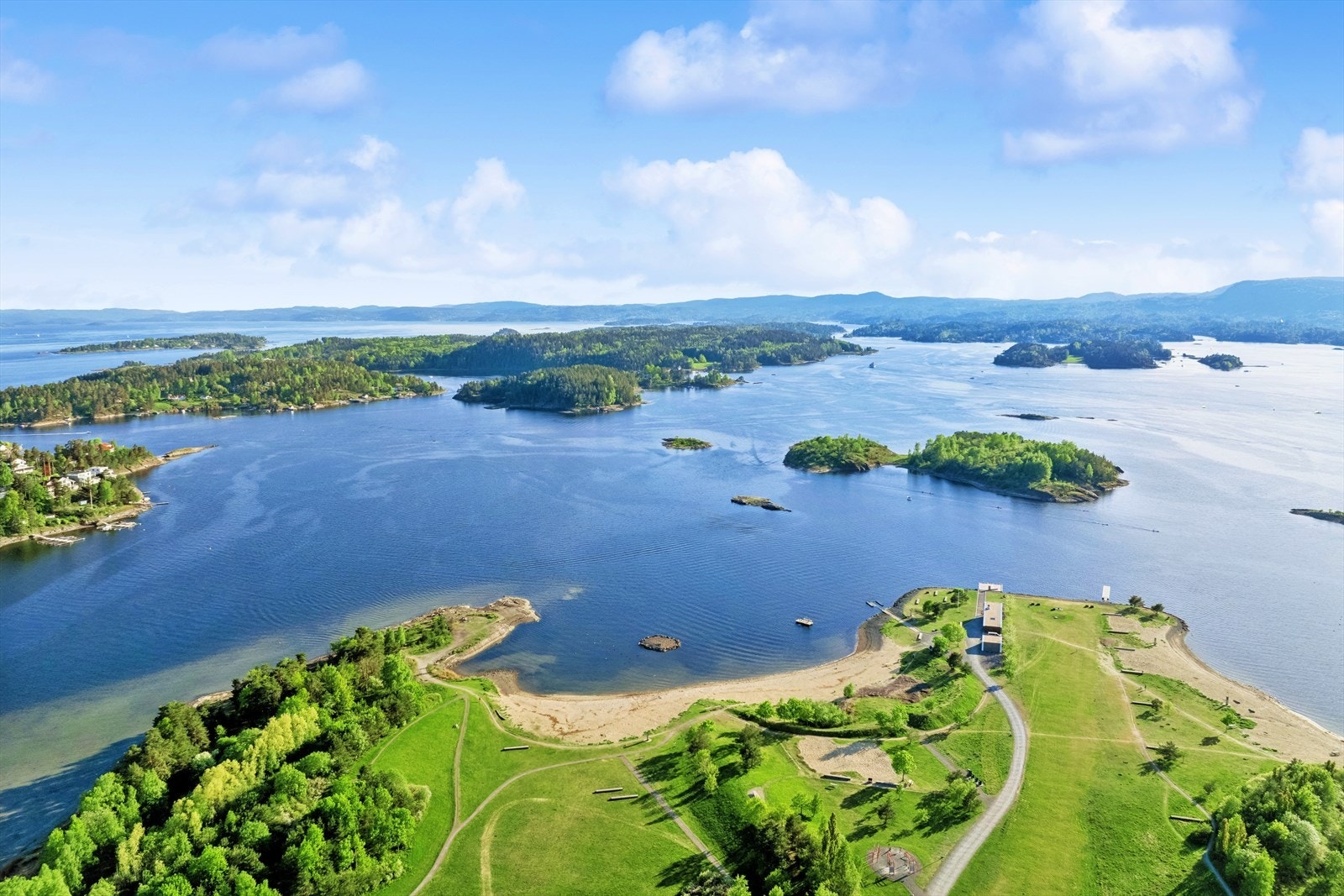 Storøya badestrand med WC og Kiosk. Galleribilde