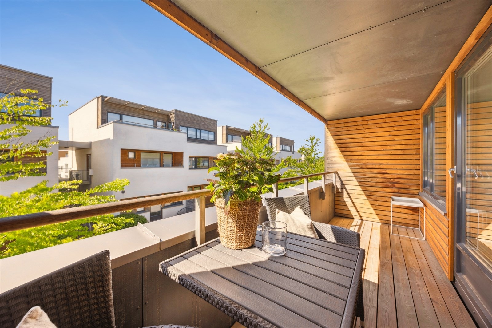 Fra hovedsoverommet er det utgang til en overbygget og koselig terrasse på ca. 6,6 kvm. Galleribilde