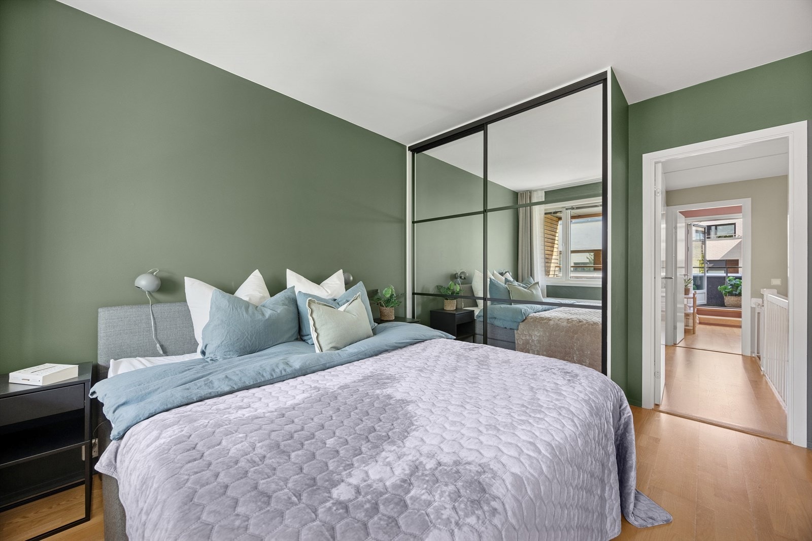 Skyvedørsgarderobe gir effektiv og plassbesparende oppbevaring. Galleribilde