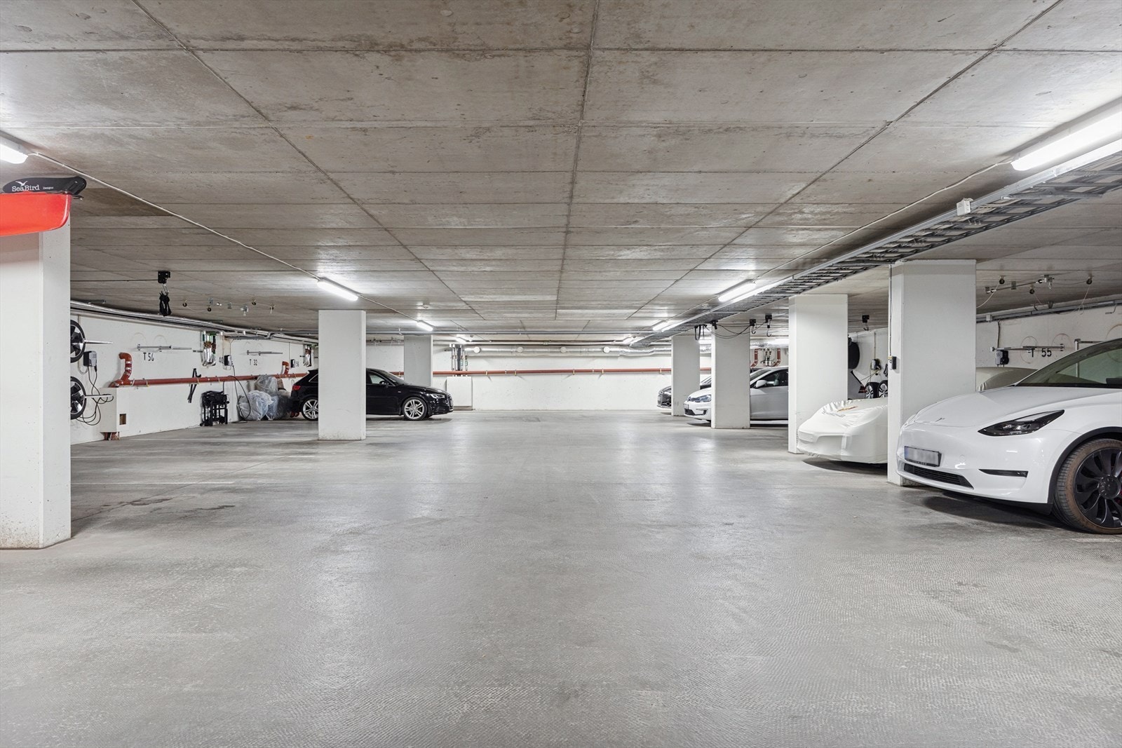 Det medfølger garasjeplass nr. T24 - med elbillader, takboksholder og låsbart oppheng for sesonglagring av dekk. Galleribilde