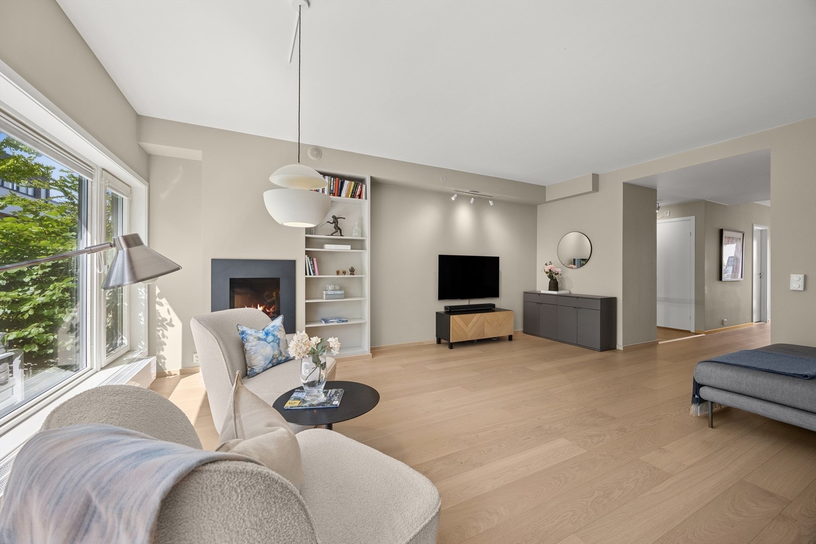 En stue som oppleves åpen og innbydende - perfekt for både hverdag og gjester. Galleribilde