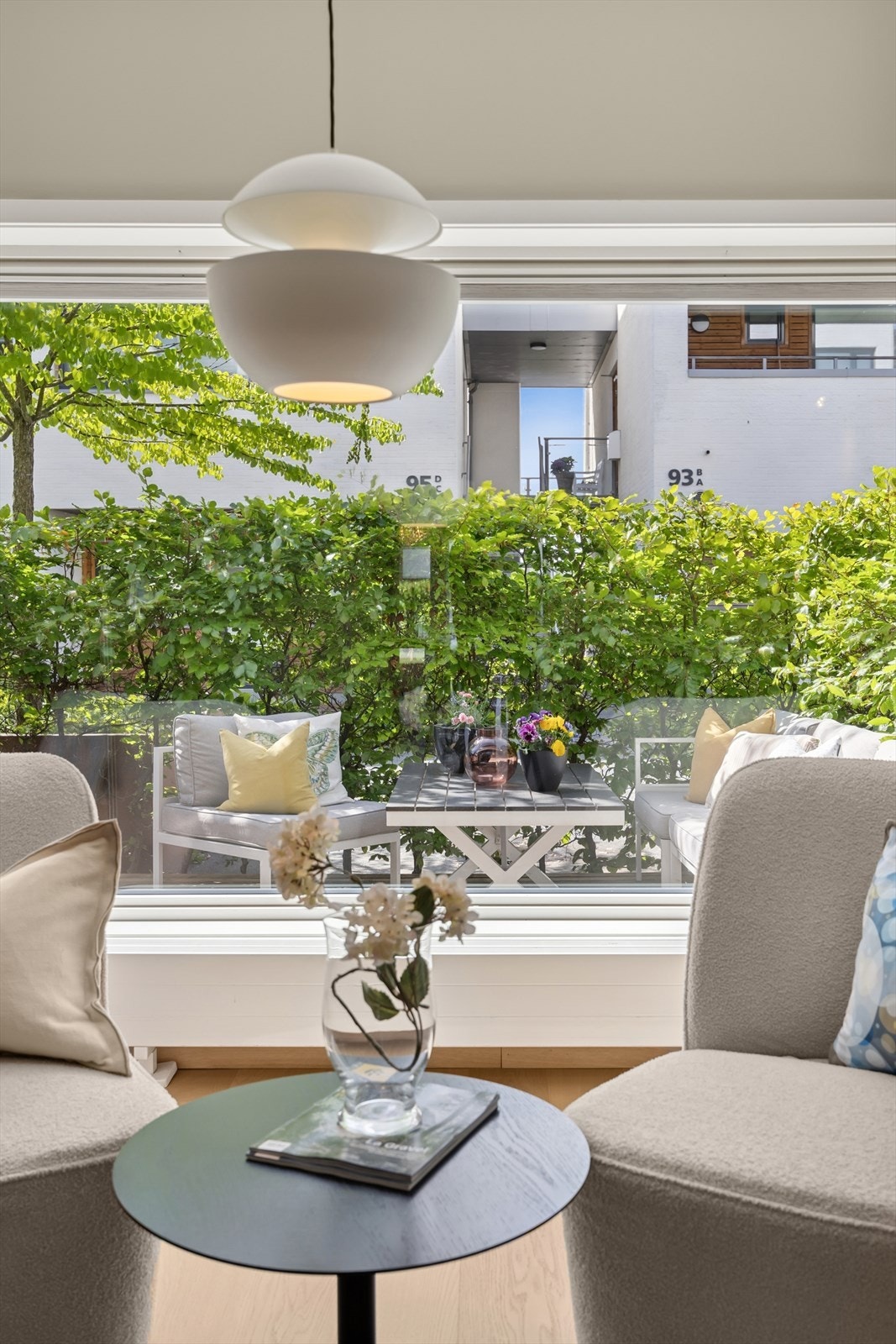 Fra stuen er det direkte utgang til terrasse - perfekt for å forlenge oppholdsrommet utendørs. Galleribilde