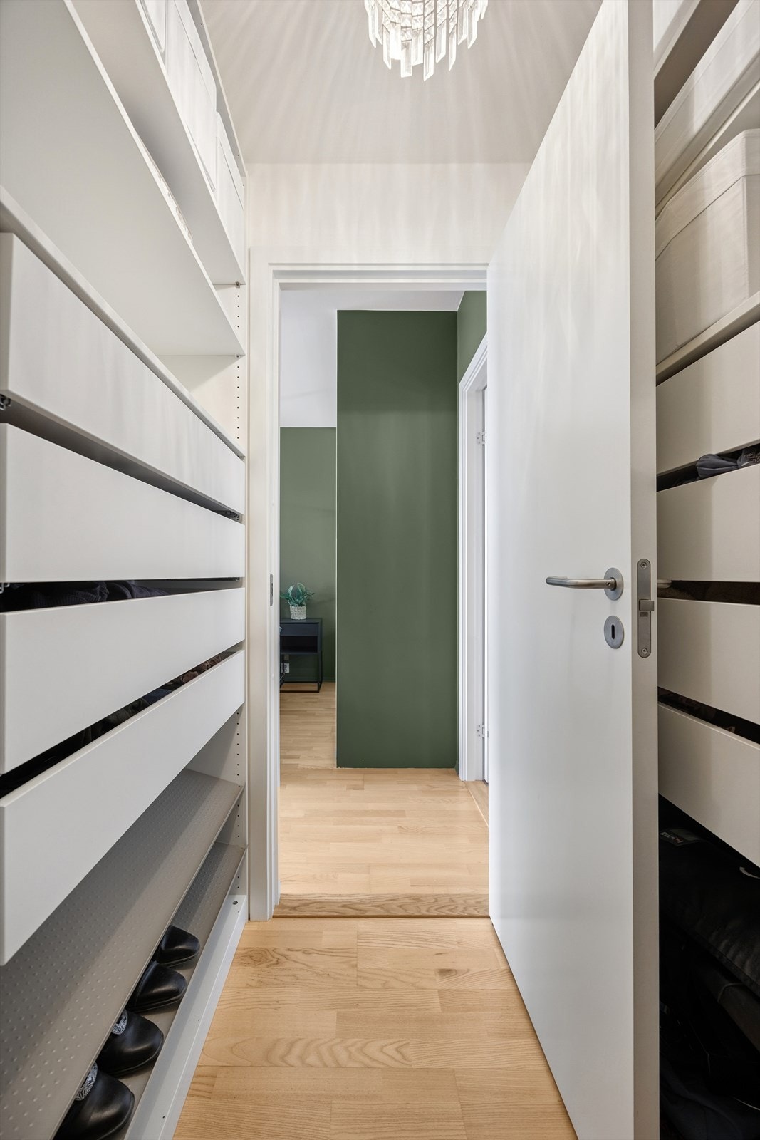 Et hovedsoverom med det lille ekstra - romslig walk-in-garderobe for god oppbevaring Galleribilde