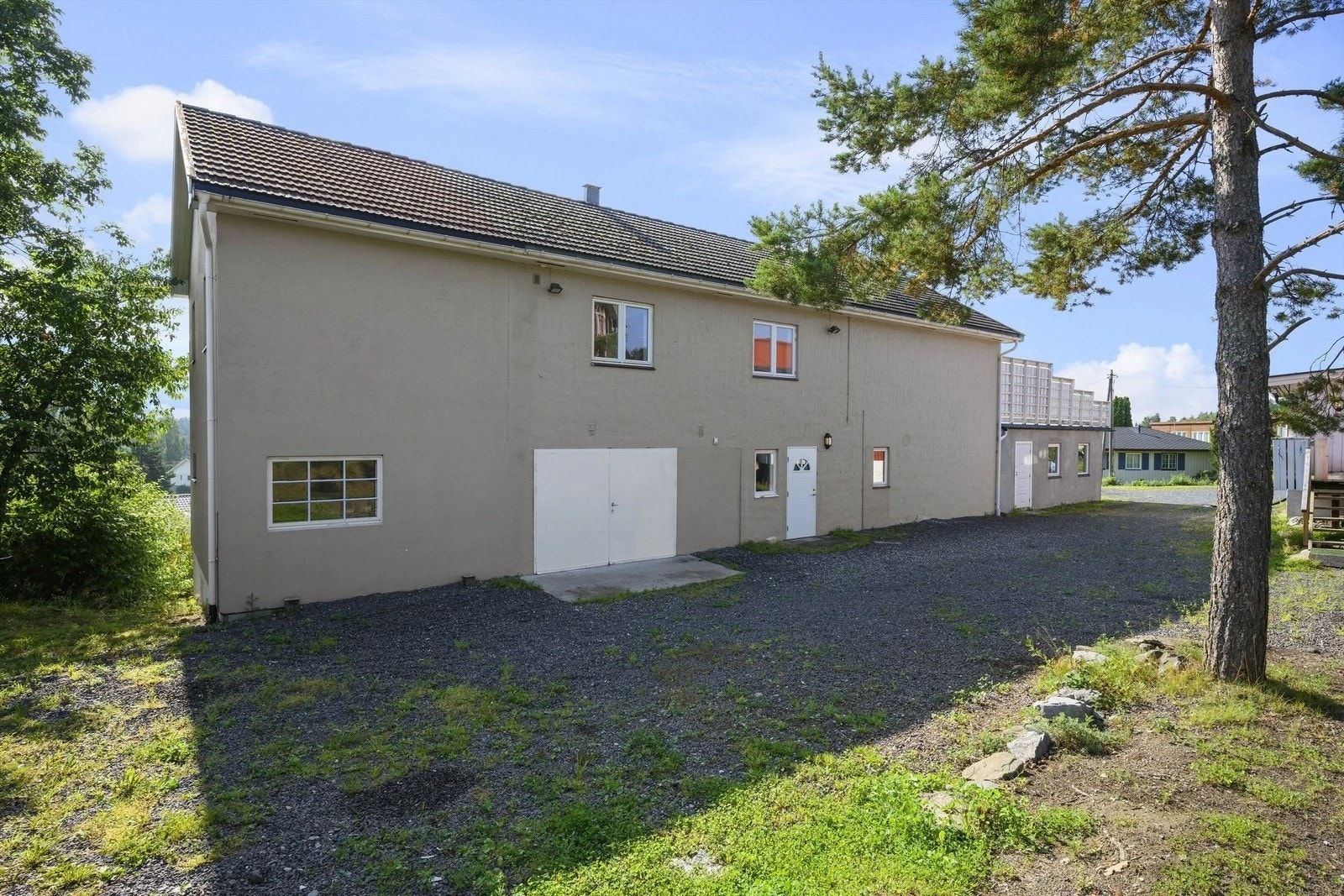 Gårdsplass og inngang Galleribilde
