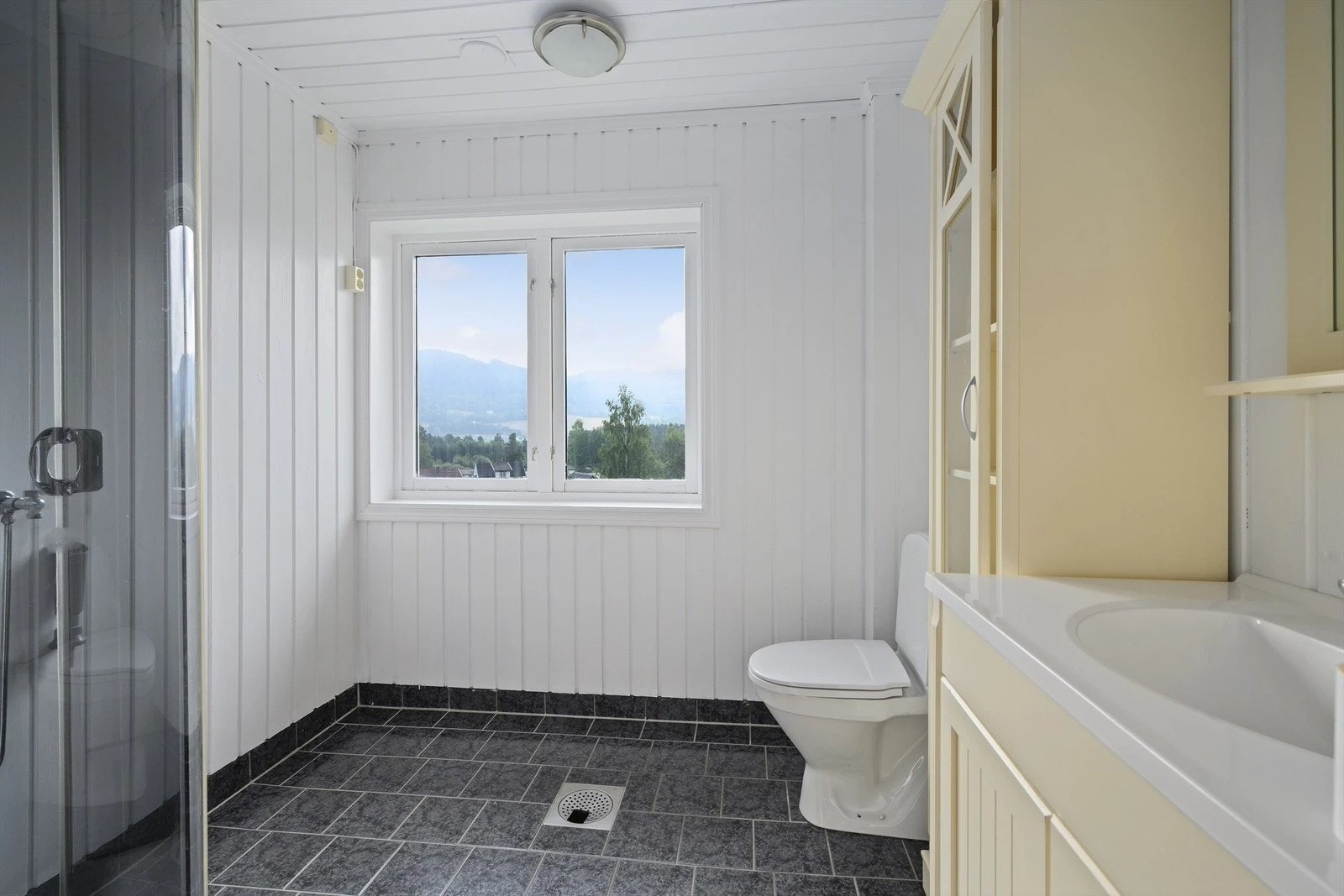 Bad med plass t il vaskemaskin Galleribilde