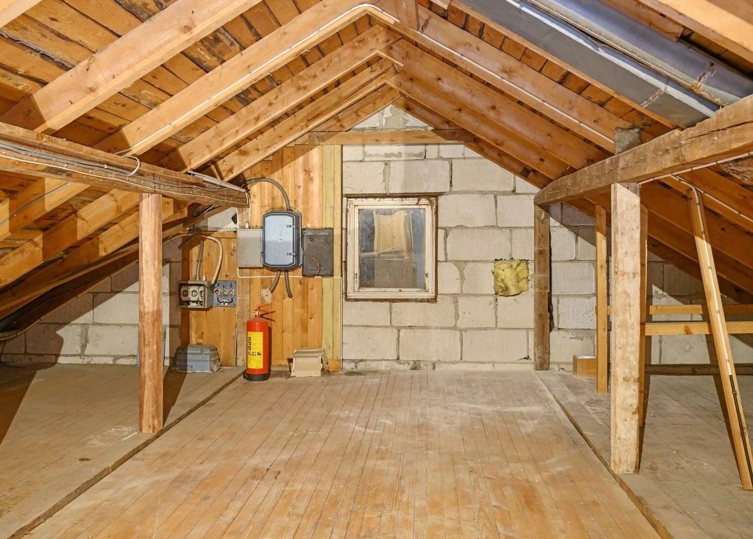 Loft med god takhøyde og lagringsplass Galleribilde