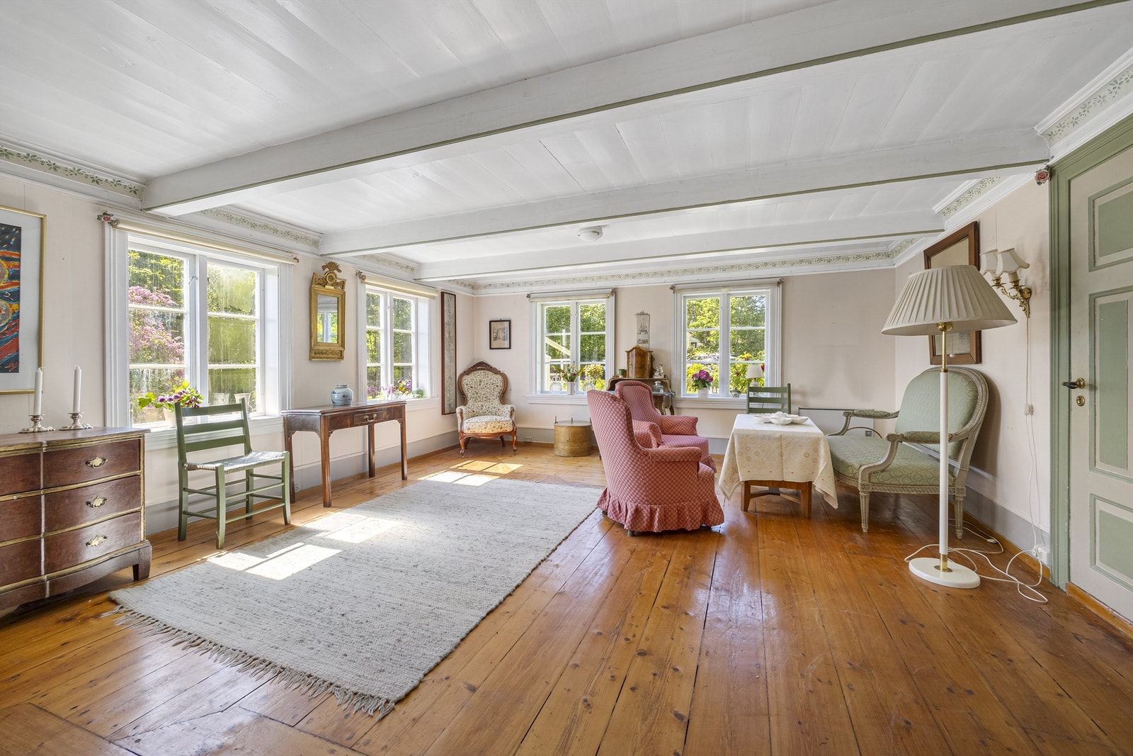 Store stuer på rad og rekke - Det er vinduer fra forskjellige årstall, noen med bølgeglass og noen fra nyere tid. Galleribilde