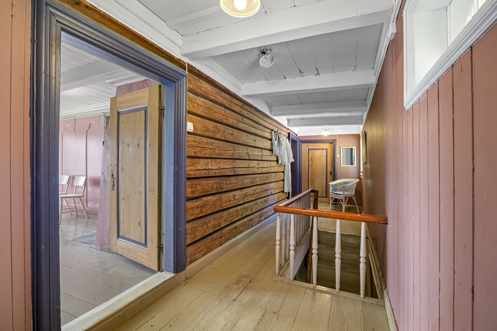 Tømmervegger er tatt frem i gangen og gir et flott særpreg på rommet. Galleribilde