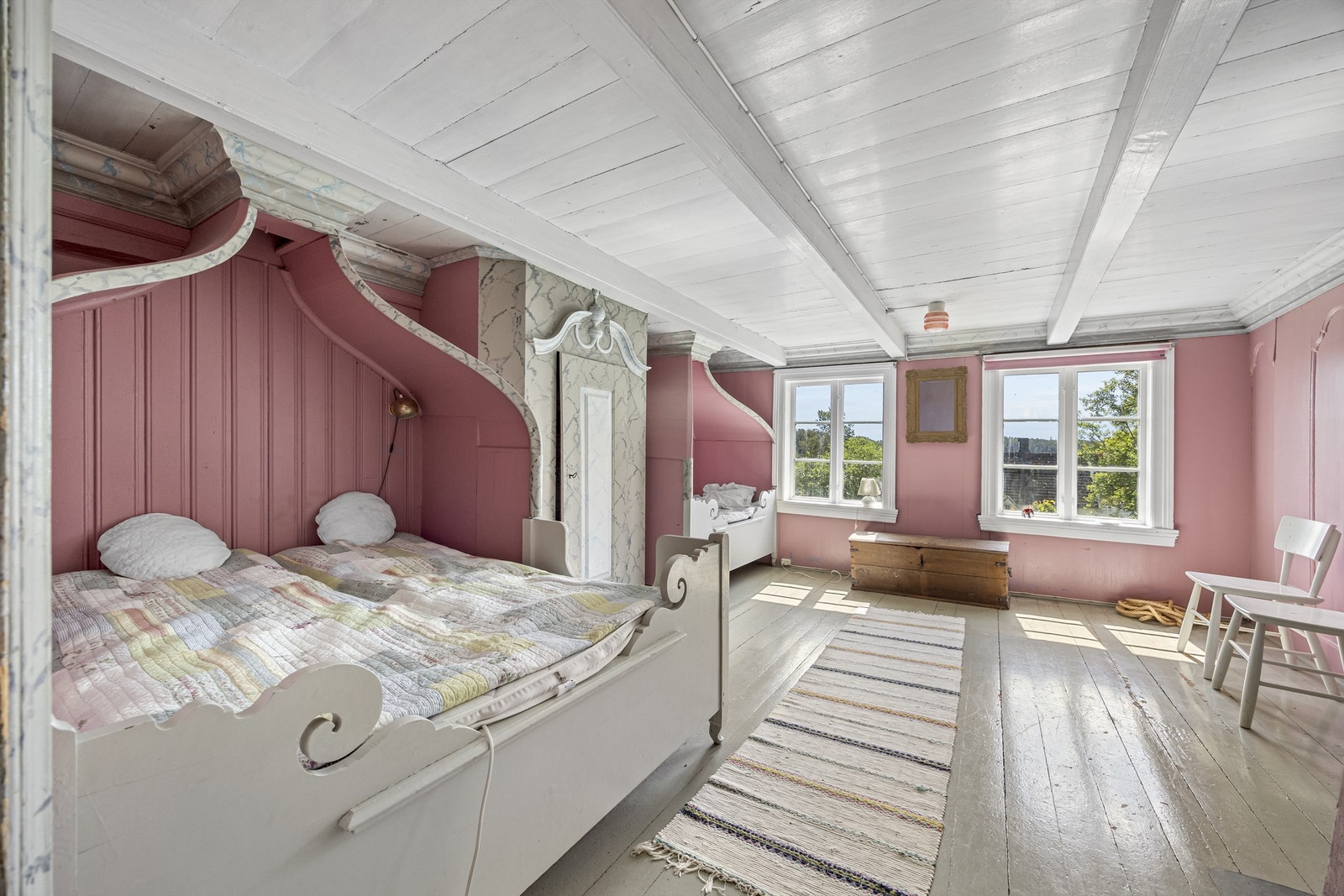 I 2. etasje er takhøyden målt til ca. 2.13 meter-2.11 meter på tilfeldige steder. Galleribilde