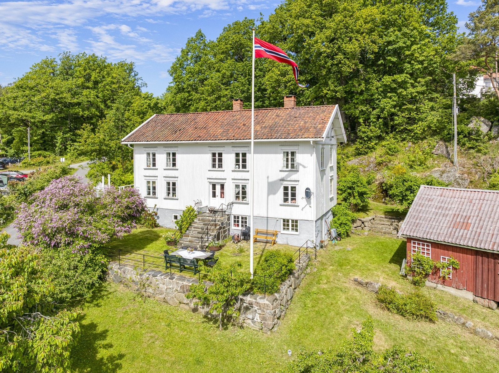 Eiendommen har stakittgjerder og smijernsrekkverk - Det er en opparbeidet tomt med steinmurer og flotte utearealer. Galleribilde