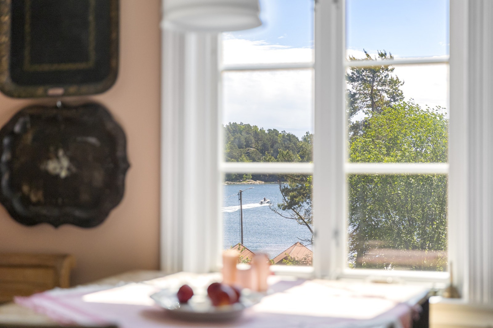 Fin utsikt fra kjøkkenvindu. Galleribilde