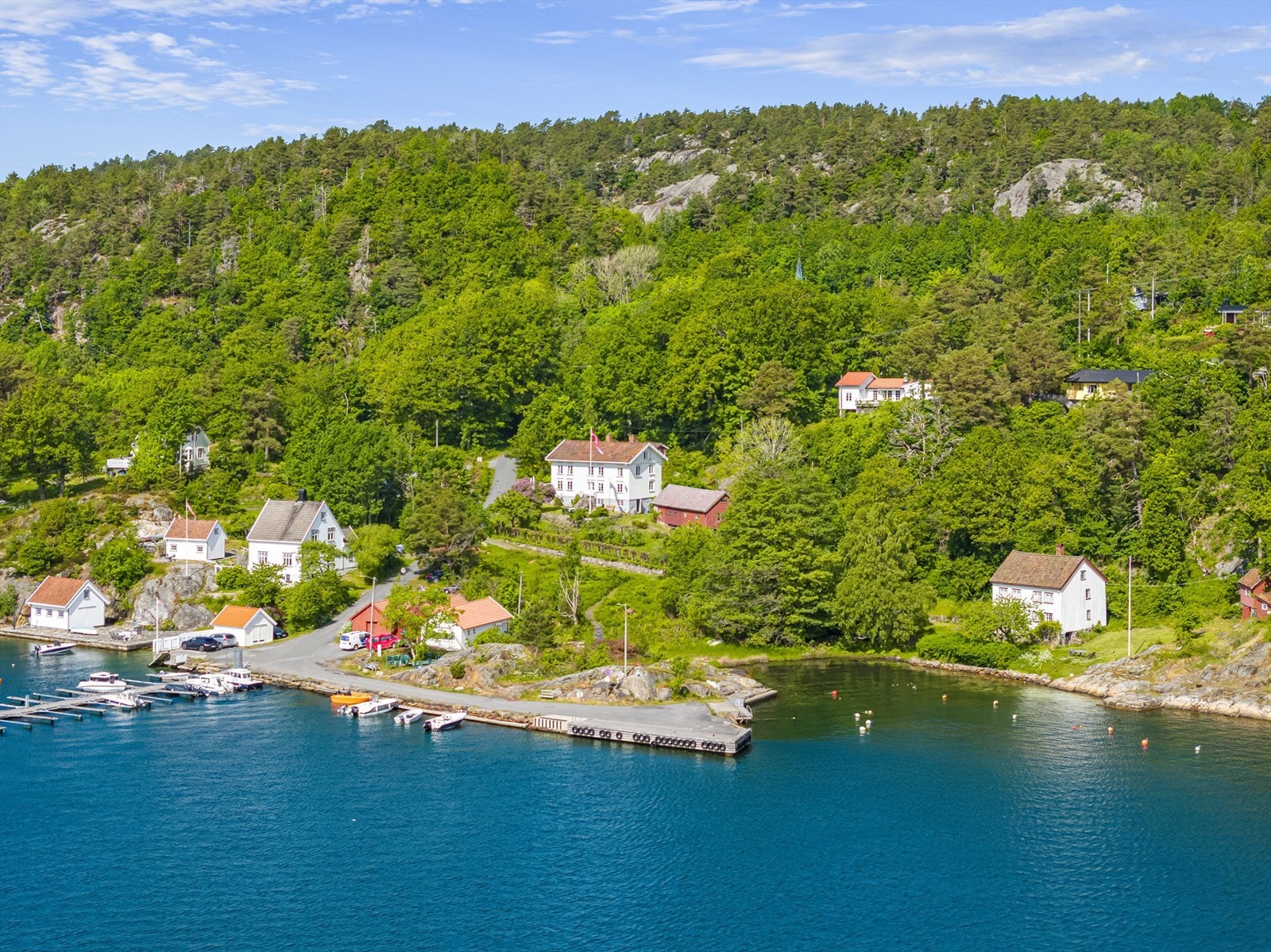 Velkommen til Kirkeveien 60- eldre bolig fra 1700-tallet i idylliske omgivelser! Galleribilde