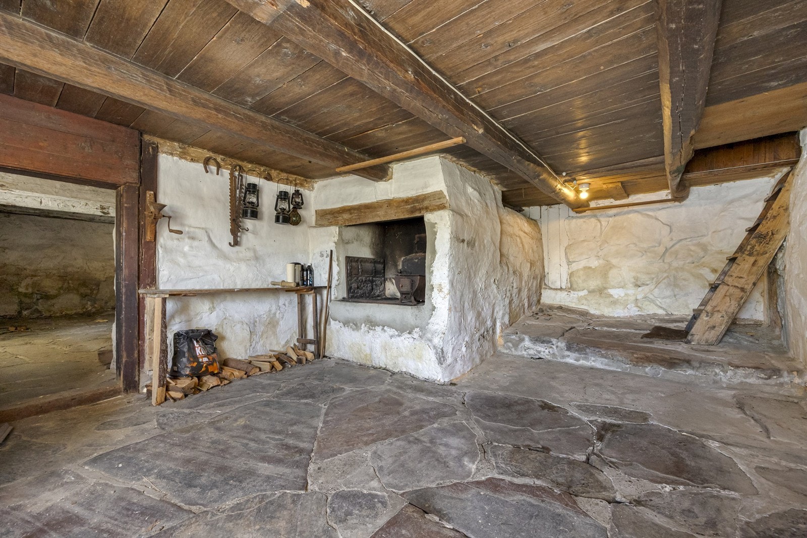 I kjelleren er det bakerovn og god plass til langbord og lagring. Galleribilde