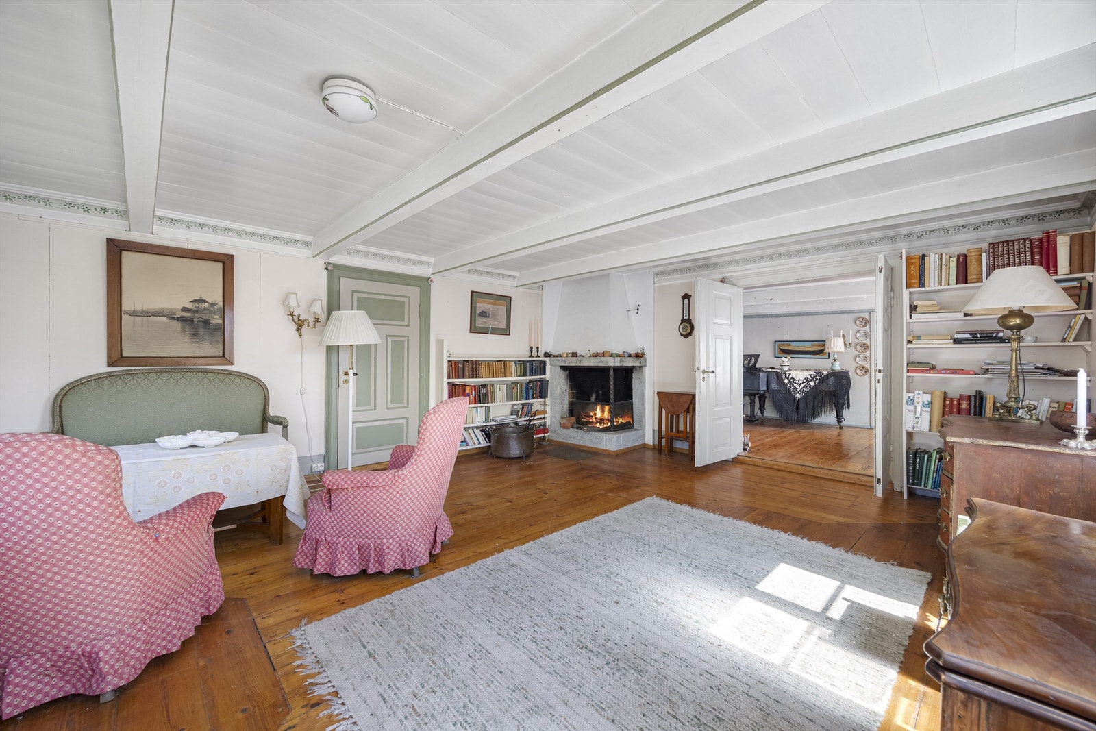 Åpen peis i den ene stuen. Galleribilde