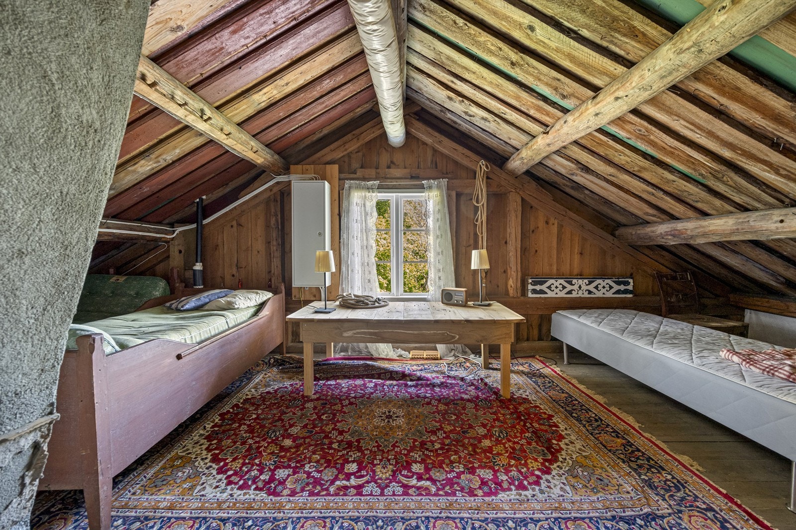 Loft med nyere sikringsskap. Galleribilde