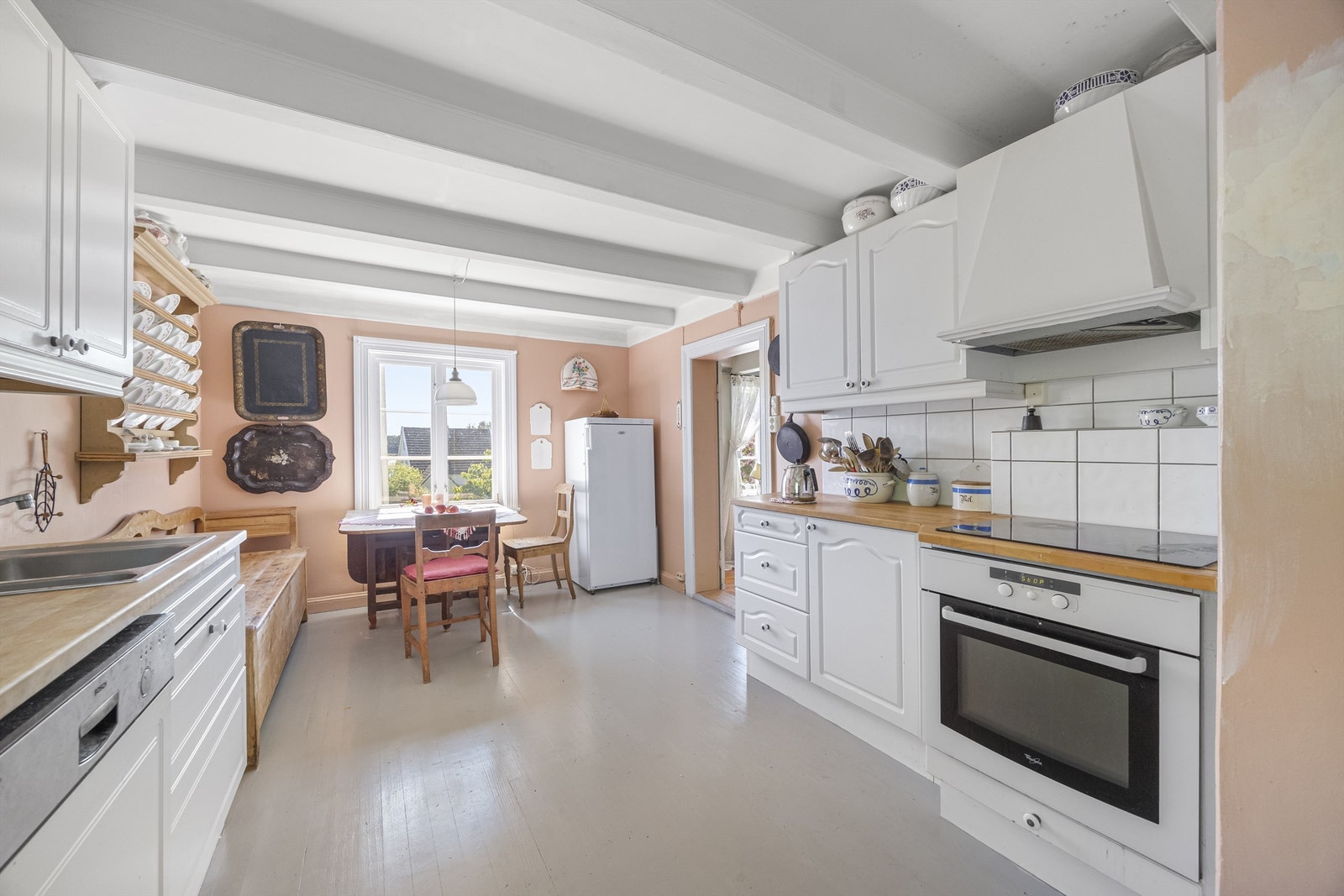 Kjøkken hvor komfyr, oppvaskmaskin og kjøleskap medfølger. Galleribilde