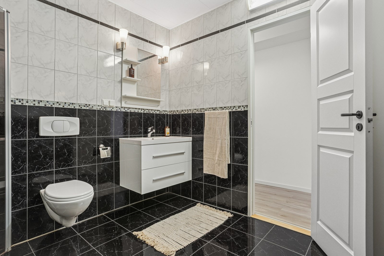 Innredning med vegghengt toalett, servant m/skap og dusjhjørne. Galleribilde