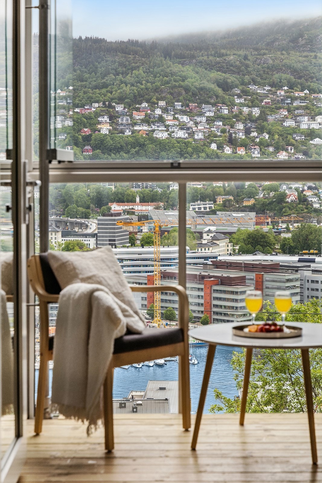 Leiligheten har en attraktiv og høytliggende beliggenhet i Solheimslien, med flott ustikt mot Bergen sentrum og byfjellene. Galleribilde