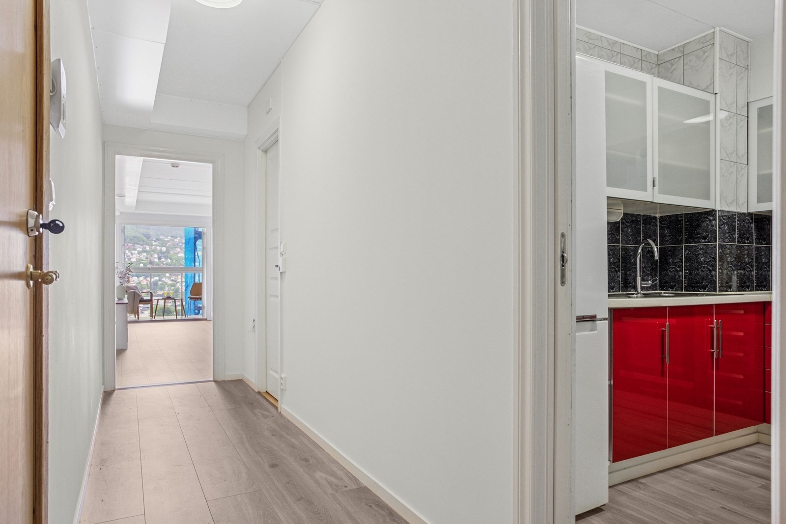 Velkommen inn! Gangen har plass til å henge fra seg ytterklær og sko. Galleribilde