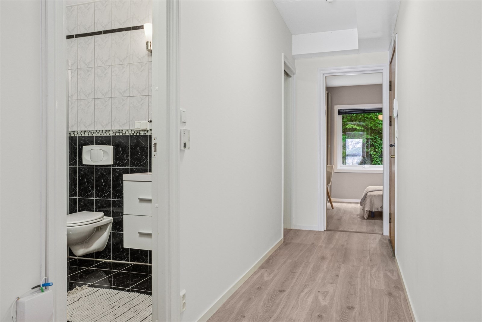 Videre inn i gangen kommer vi til boligens bad. Galleribilde