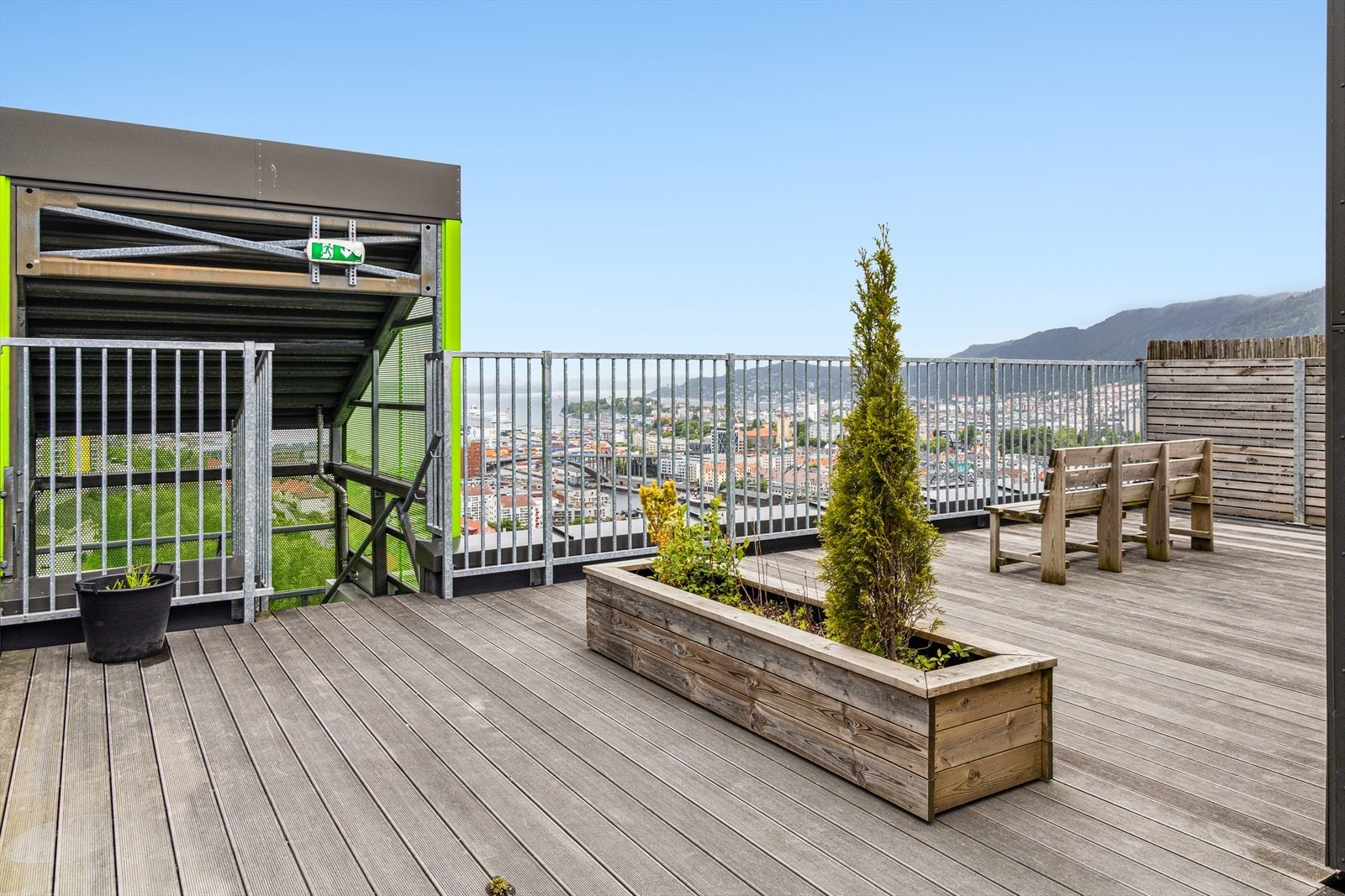 Nyt utsikten og gode solforhold på borettslagets takterrasse. Galleribilde