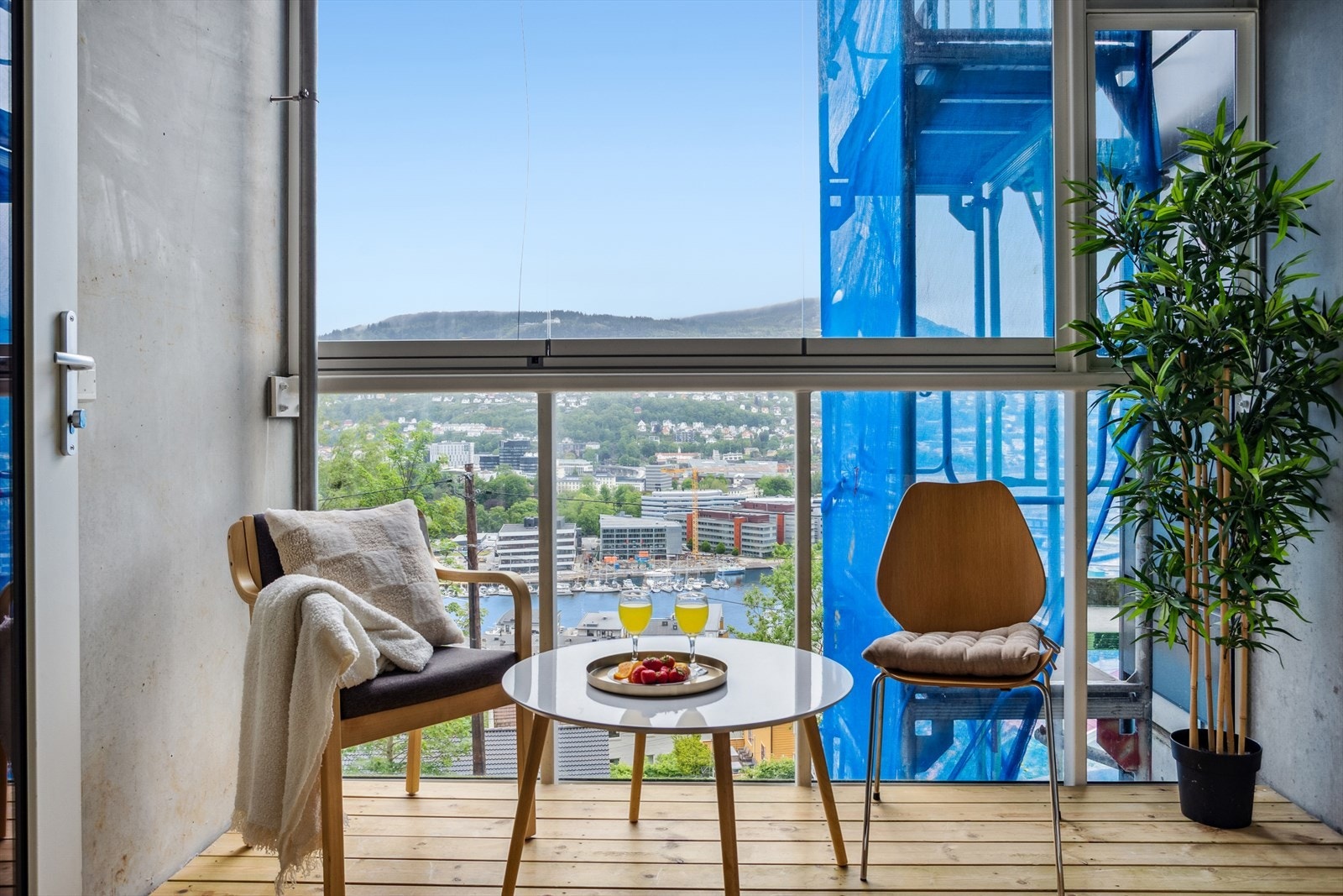 Fra stuen er det utgang til denne innglassede balkongen med flott utsikt over Bergen og Solheimsviken. Galleribilde