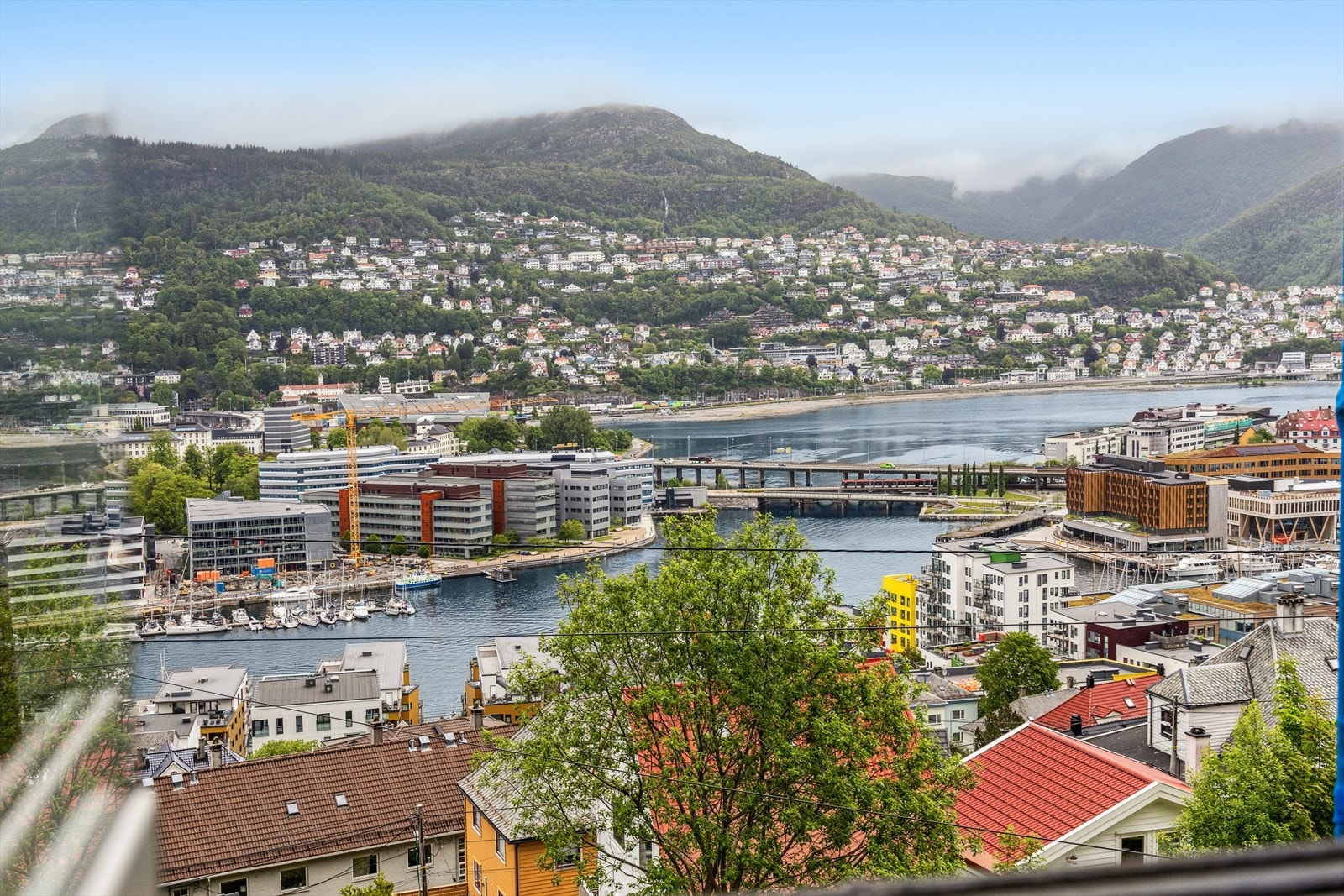 Her bor du tilbaketrukket, men samtidig sentralt med nærhet til alt man trenger i hverdagen. Galleribilde