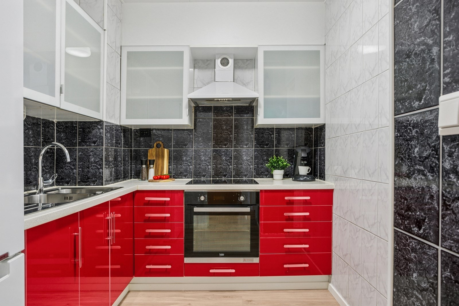 Fra gangen har man adkomst til boligens kjøkken. Galleribilde