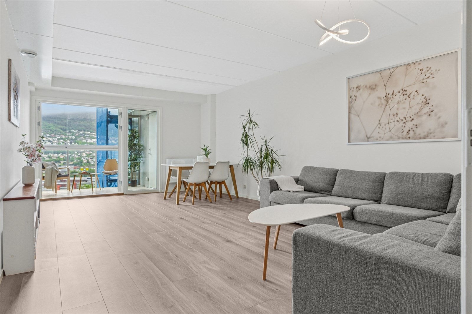 Boligens stue er åpen og romslig. Her slippes det inn godt med naturlig lys. Galleribilde