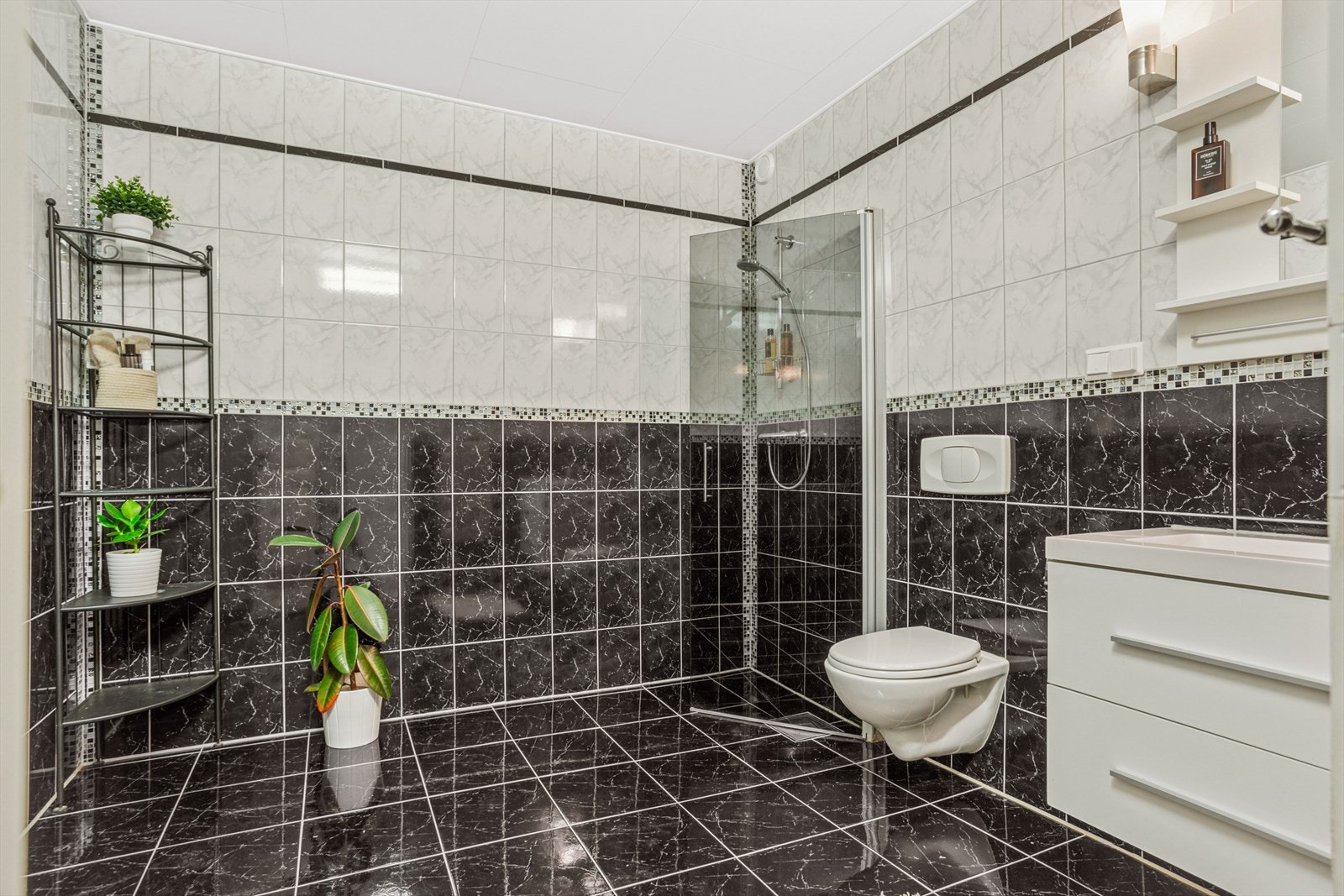 Romslig bad med flislagte overflater. Galleribilde