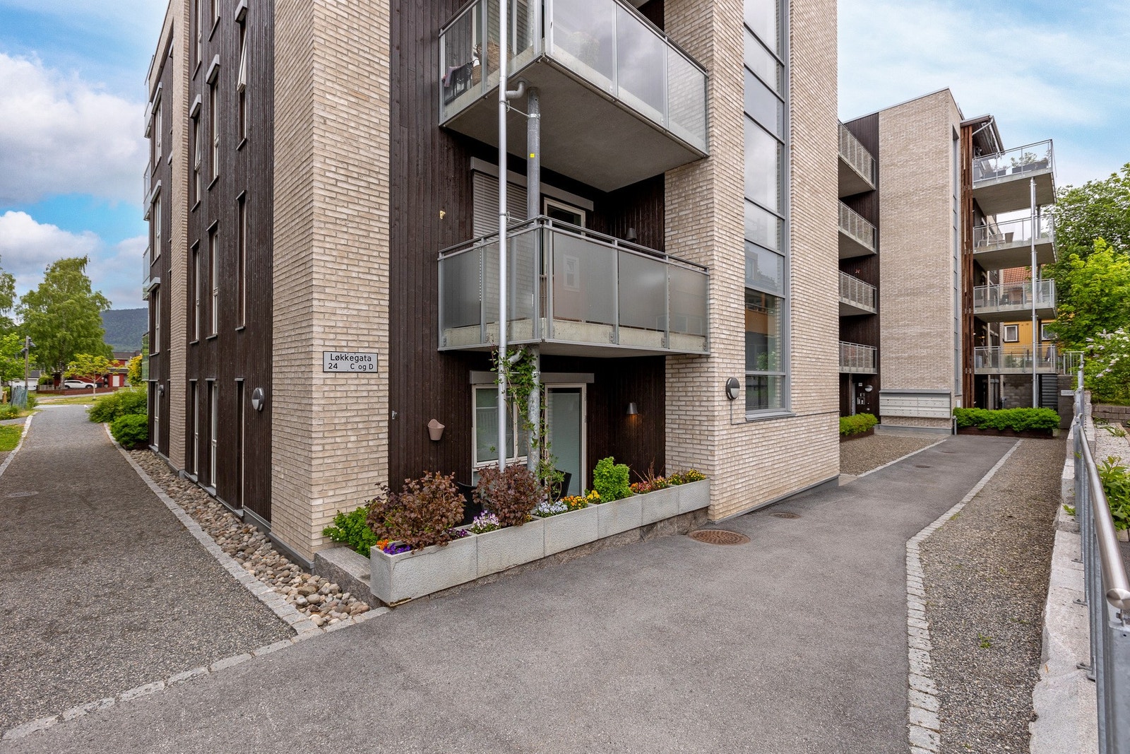 Adkomst til leiligheten på sørsiden av bygget Galleribilde