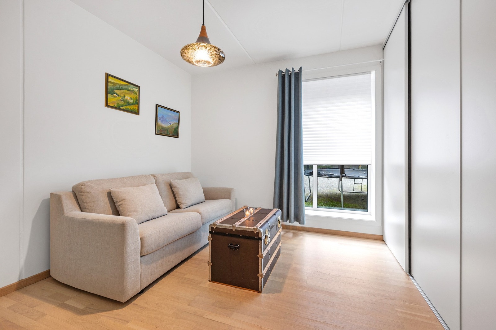 Soverom med stor skyvedørsgarderobe Galleribilde