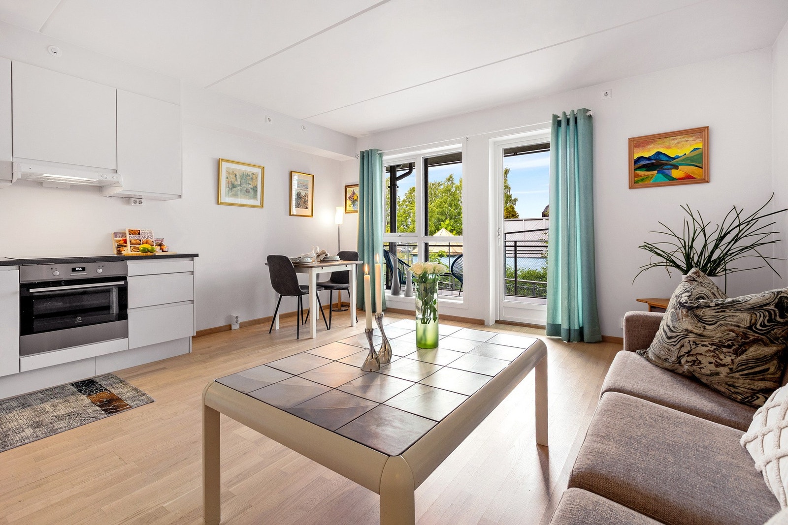 Stuen/kjøkkenet har gode møbleringsmuligheter Galleribilde