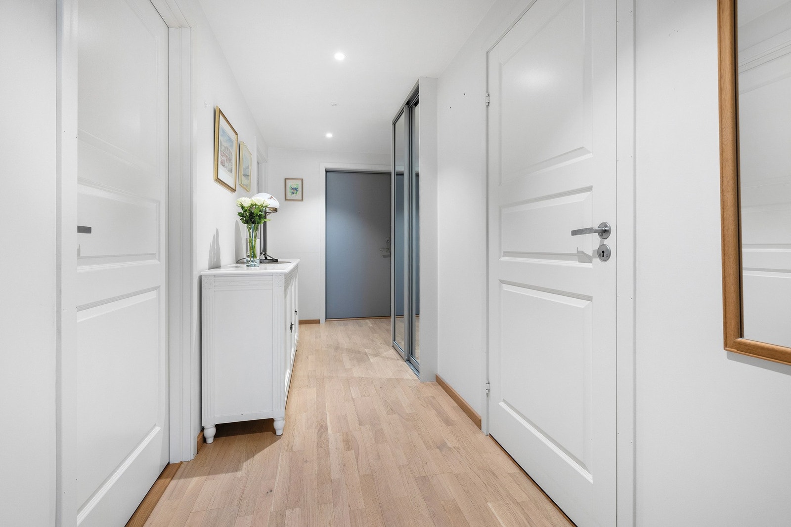 Entré/gang med garderobe og plass til diverse oppbevaringsmøblement Galleribilde