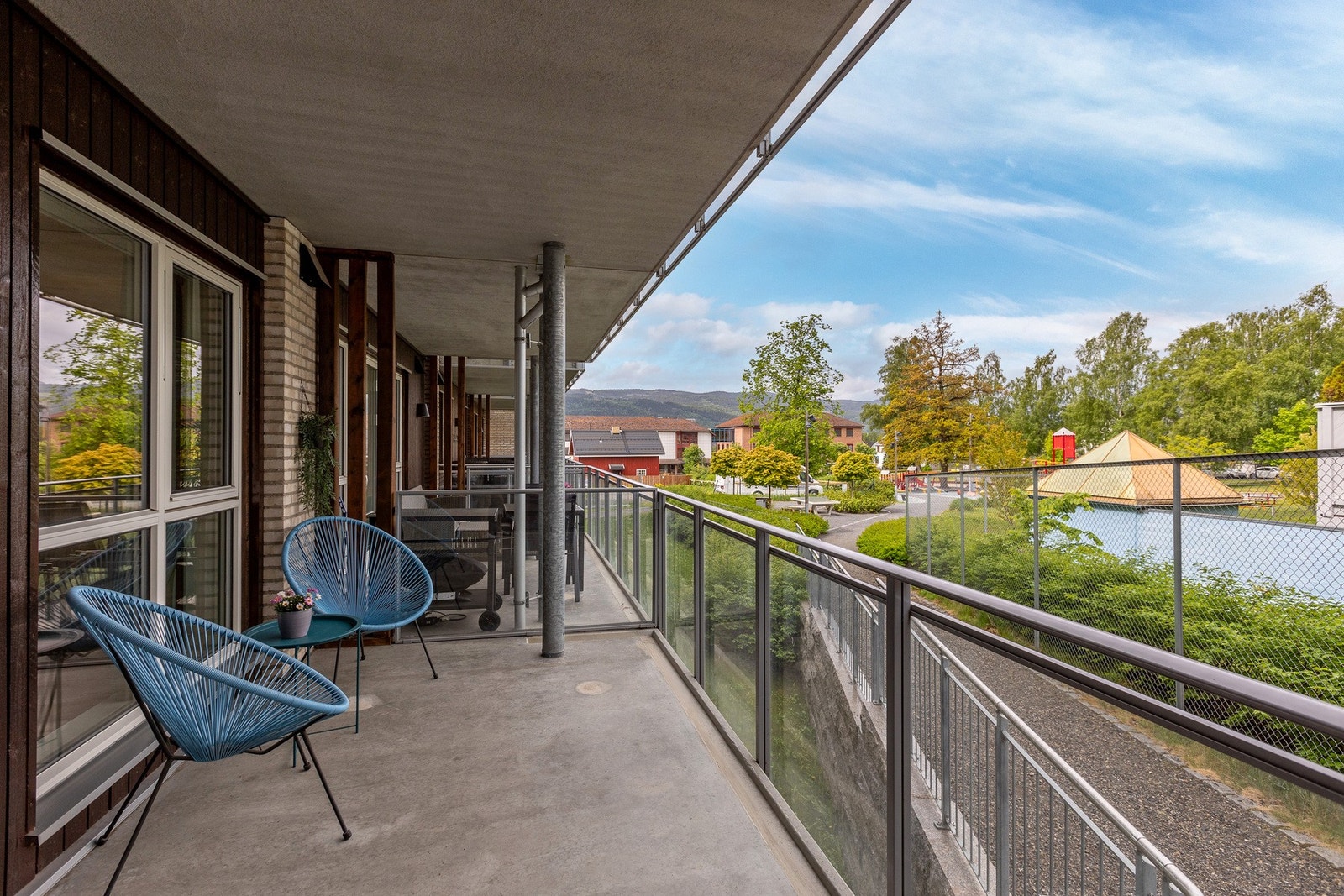 Romslig, overbygd veranda med nord/vestvendt beliggenhet Galleribilde