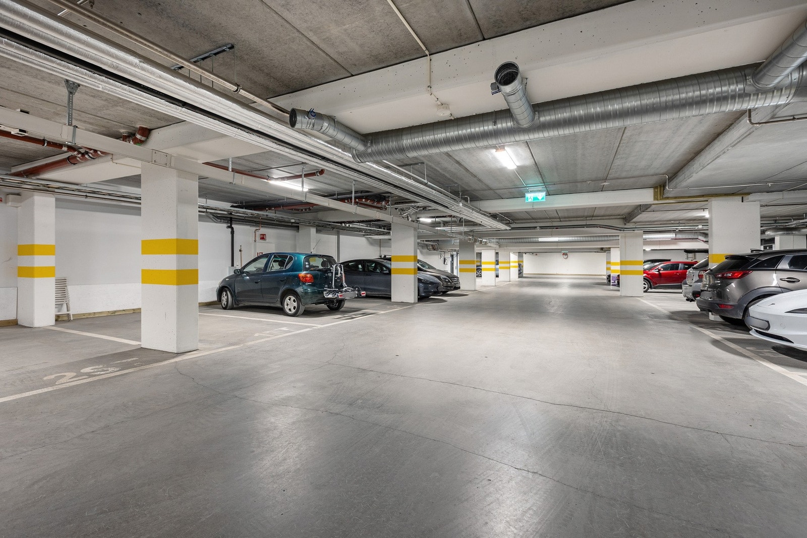 Tilhørende garasjeplass i kjeller Galleribilde