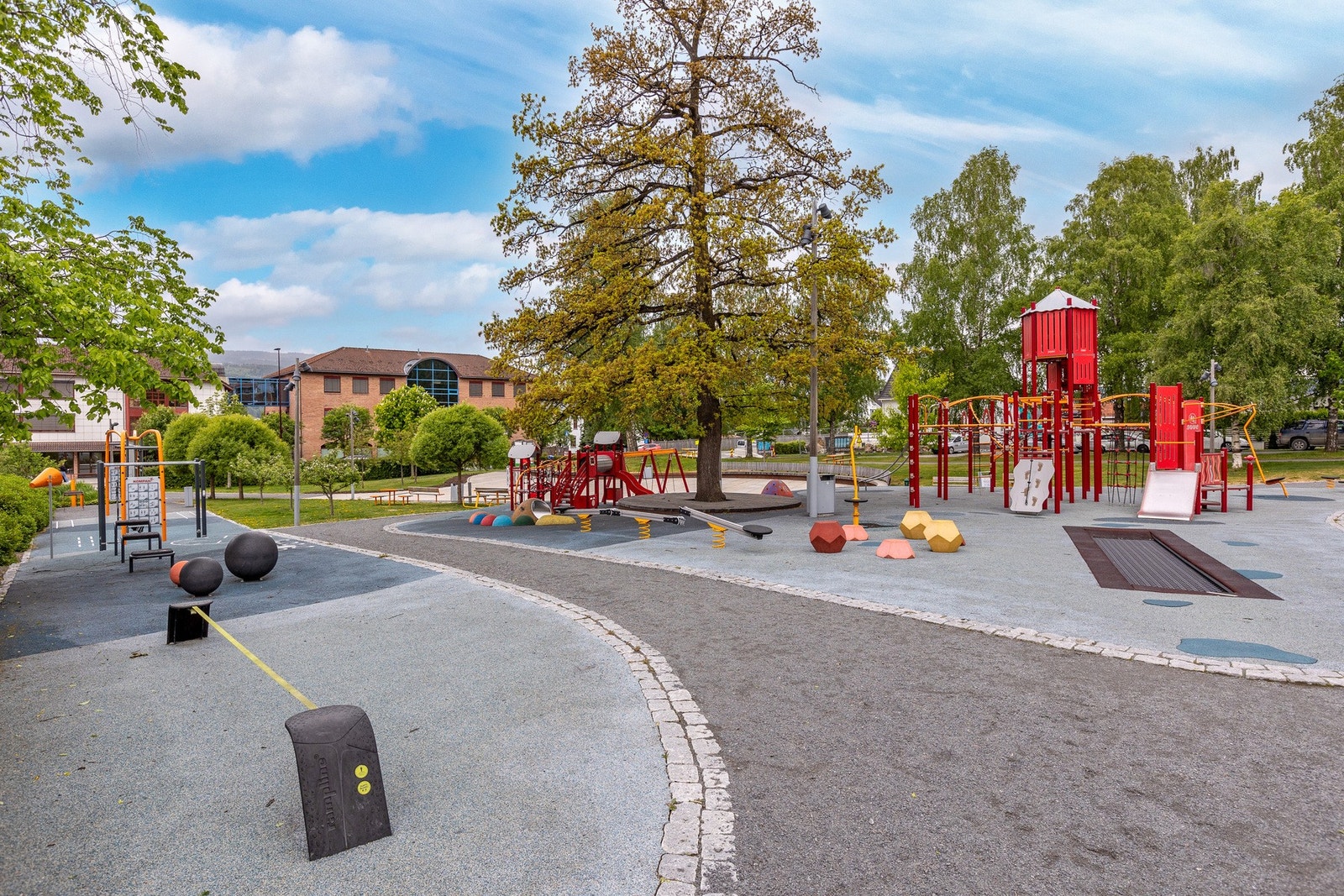 Nordre park med lekeplass Galleribilde