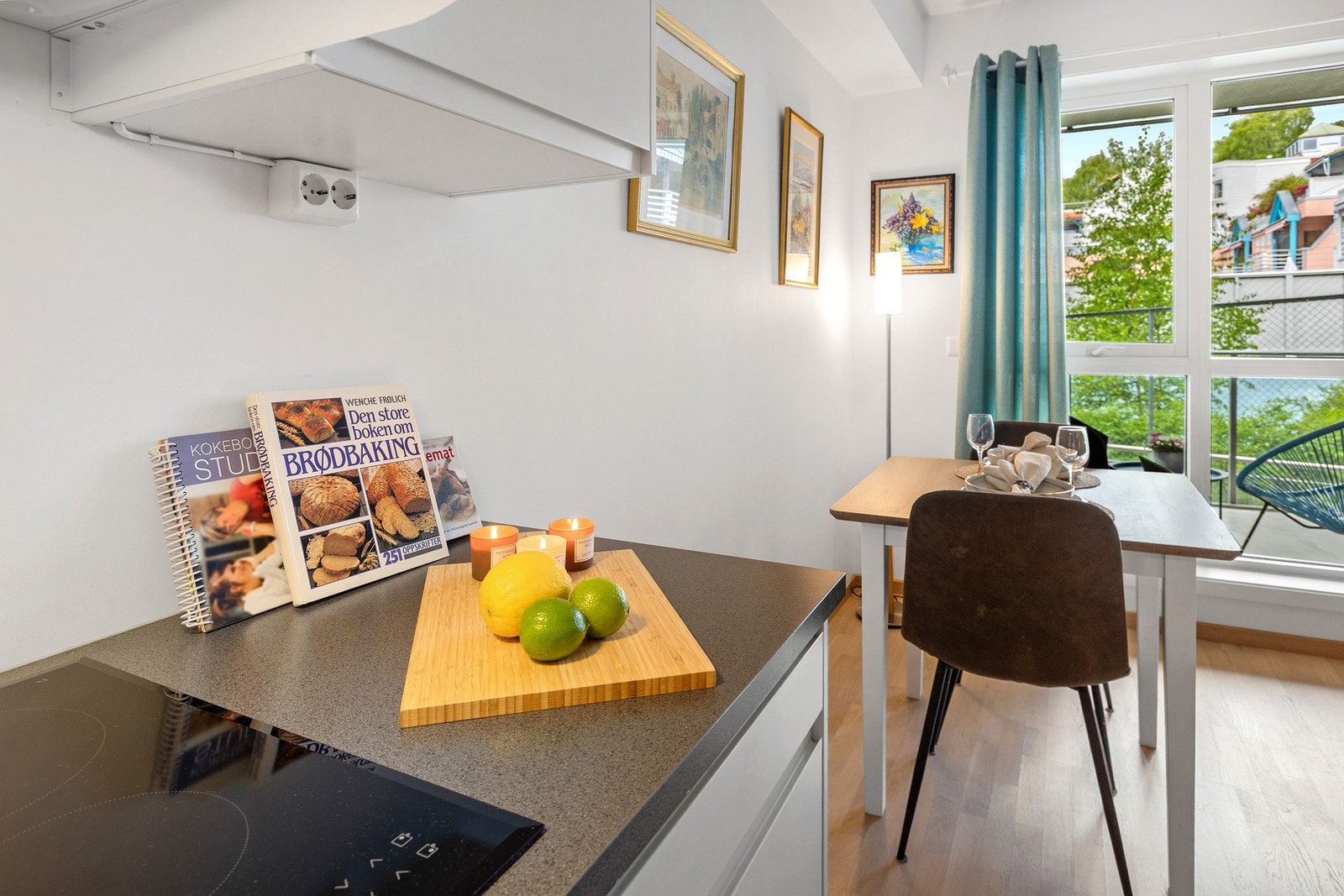 Plass til spisebord ved kjøkkendelen Galleribilde