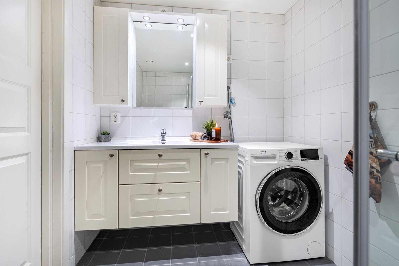 Tidløs innredning med god skapplass Galleribilde